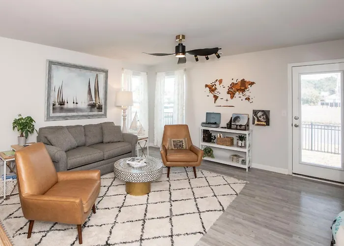Cozy Coastal Home Near Beaches, Shops, Restaurants